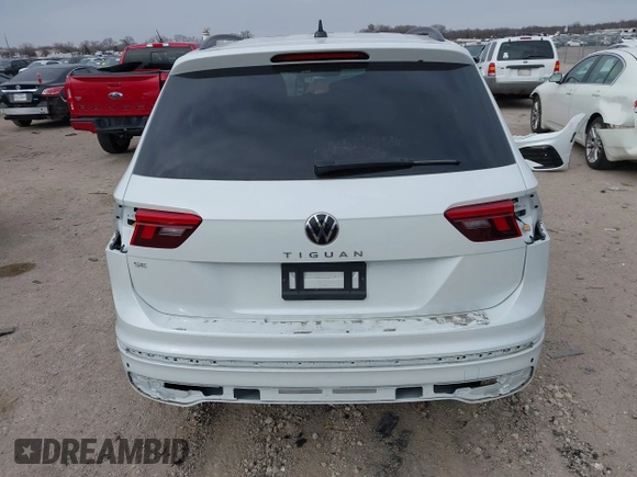 2024 Volkswagen Tiguan SE R-Line Black z VIN 3VVCB7AX7RM112446, wystawiony jako IAAI lot #41229232 z przebiegiem 6 685 mil mil oraz . Historia ofert i sprzedaży dostępna na DreamBid. Obrazek 17.