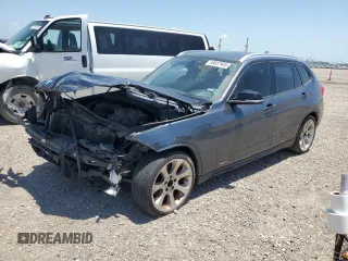 2014 BMW X1 sDrive28i z VIN WBAVM1C57EVW49745, wystawiony jako Copart lot #56687945 z przebiegiem Nie podano mil oraz Szkody całkowita. Historia ofert i sprzedaży dostępna na DreamBid. Obrazek 1.