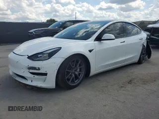 2021 Tesla Model 3 Standard Range Plus z VIN 5YJ3E1EA1MF064335, wystawiony jako Copart lot #57133955 z przebiegiem 60 024 mil mil oraz Szkody całkowita. Historia ofert i sprzedaży dostępna na DreamBid. Obrazek 1.