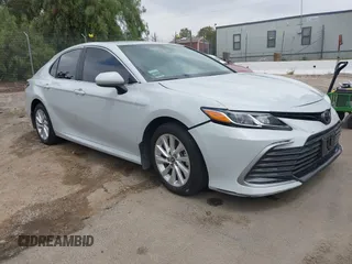 2024 Toyota Camry LE z VIN 4T1C11AK9RU228788, wystawiony jako IAAI lot #42108189 z przebiegiem 26 359 mil mil oraz . Historia ofert i sprzedaży dostępna na DreamBid. Obrazek 1.
