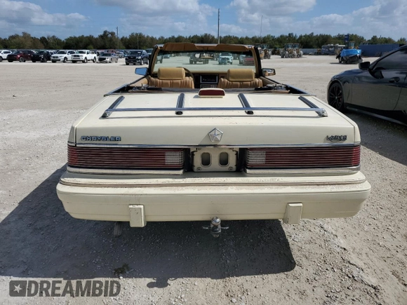 1986 Chrysler LeBaron z VIN 1C3BC55D0GG153072, wystawiony jako Copart lot #77865854 z przebiegiem 74 922 mil mil oraz Szkoda całkowita • Salvage title. Historia ofert i sprzedaży dostępna na DreamBid. Obrazek 6.