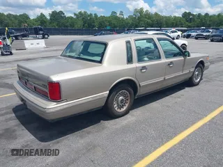 1996 Lincoln Town Car Signature z VIN 1LNLM82W7TY604597, wystawiony jako IAAI lot #42524442 z przebiegiem 245 728 mil mil oraz . Historia ofert i sprzedaży dostępna na DreamBid. Obrazek 4.