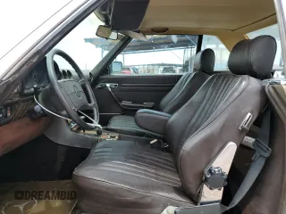 1987 Mercedes-Benz 560 SL z VIN WDBBA48D0HA061731, wystawiony jako Copart lot #56622425 z przebiegiem 121 214 mil mil oraz Czysty tytuł • Clean title. Historia ofert i sprzedaży dostępna na DreamBid. Obrazek 7.