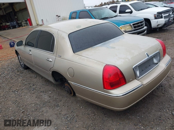 2008 Lincoln Town Car Limited z VIN 2LNHM82V88X636673, wystawiony jako IAAI lot #41023893 z przebiegiem 128 185 mil mil oraz . Historia ofert i sprzedaży dostępna na DreamBid. Obrazek 3.