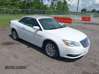 2011 Chrysler 200 Touring z VIN 1C3BC2EG9BN560479, wystawiony jako IAAI lot #42474228 z przebiegiem 44 287 mil mil oraz . Historia ofert i sprzedaży dostępna na DreamBid. Obrazek 1.