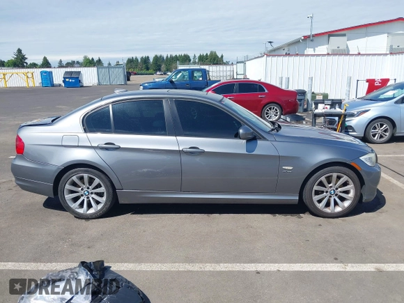 2011 BMW 3 Series 328i xDrive z VIN WBAPK5G52BNN81964, wystawiony jako IAAI lot #42206128 z przebiegiem 118 752 mil mil oraz . Historia ofert i sprzedaży dostępna na DreamBid. Obrazek 13.