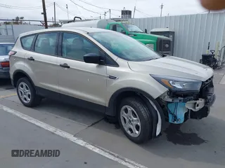 2018 Ford Escape S z VIN 1FMCU0F76JUA99595, wystawiony jako IAAI lot #42369434 z przebiegiem 19 207 mil mil oraz . Historia ofert i sprzedaży dostępna na DreamBid. Obrazek 1.