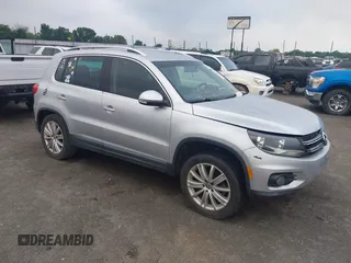 2012 Volkswagen Tiguan SE z VIN WVGAV7AX4CW520340, wystawiony jako IAAI lot #42294414 z przebiegiem 120 009 mil mil oraz . Historia ofert i sprzedaży dostępna na DreamBid. Obrazek 1.
