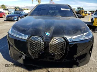 2022 BMW iX xDrive50 z VIN WB523CF06NCK54791, wystawiony jako Copart lot #68536822 z przebiegiem 1803 mil mil oraz . Historia ofert i sprzedaży dostępna na DreamBid. Obrazek 5.