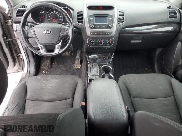 2014 Kia Sorento LX z VIN 5XYKT3A63EG470187, wystawiony jako Copart lot #88716075 z przebiegiem 111 478 mil mil oraz Szkoda całkowita • Salvage title. Historia ofert i sprzedaży dostępna na DreamBid. Obrazek 8.