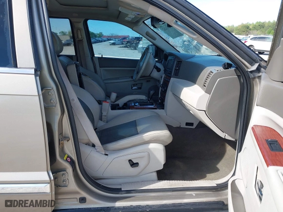 2005 Jeep Grand Cherokee Limited with VIN 1J8HR58225C588848, listed as a IAAI auction lot 42010262 with 205,482 mi miles. Bid and sale history available at carsss.com. Image 5.