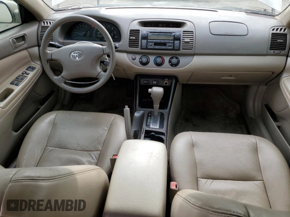 2002 Toyota Camry LE z VIN 4T1BE32K92U524457, wystawiony jako Copart lot #56864365 z przebiegiem 274 760 mil mil oraz Czysty tytuł • Clean title. Historia ofert i sprzedaży dostępna na DreamBid. Obrazek 8.