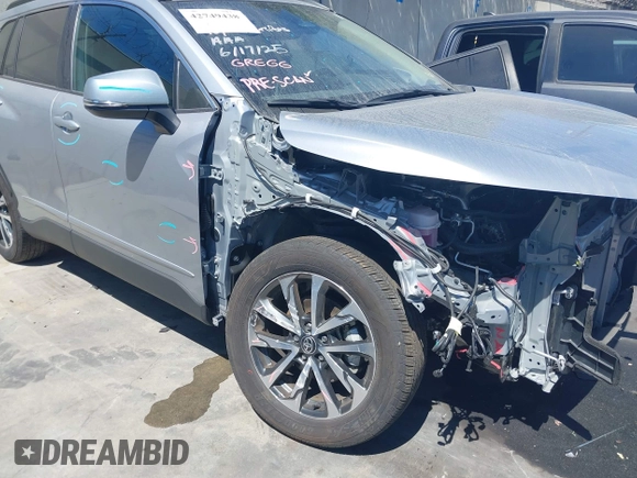 2024 Toyota Corolla Cross XLE z VIN 7MUDAAAG3RV091250, wystawiony jako IAAI lot #42749438 z przebiegiem 13 481 mil mil oraz . Historia ofert i sprzedaży dostępna na DreamBid. Obrazek 19.