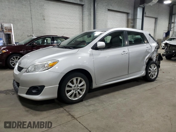 2010 Toyota Matrix z VIN 2T1KU4EE0AC309208, wystawiony jako Copart lot #53392535 z przebiegiem 98 773 mil mil oraz Czysty tytuł • Clean title. Historia ofert i sprzedaży dostępna na DreamBid. Obrazek 1.