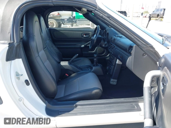 2002 Toyota MR2 z VIN JTDFR320120045045, wystawiony jako IAAI lot #42227577 z przebiegiem 128 095 mil mil oraz . Historia ofert i sprzedaży dostępna na DreamBid. Obrazek 5.