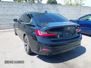2021 BMW 3 Series 330i z VIN 3MW5R1J02M8B67582, wystawiony jako IAAI lot #41880589 z przebiegiem 31 915 mil mil oraz . Historia ofert i sprzedaży dostępna na DreamBid. Obrazek 3.