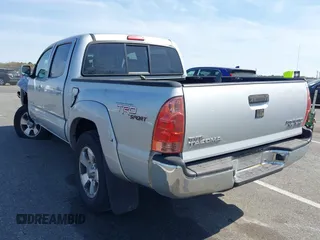 2006 Toyota Tacoma PreRunner z VIN 5TEJU62N66Z235712, wystawiony jako IAAI lot #42102058 z przebiegiem 264 012 mil mil oraz . Historia ofert i sprzedaży dostępna na DreamBid. Obrazek 3.