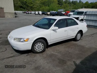 1997 Toyota Camry LE z VIN 4T1BG22KXVU163880, wystawiony jako Copart lot #56741295 z przebiegiem 132 863 mil mil oraz Szkody całkowita. Historia ofert i sprzedaży dostępna na DreamBid. Obrazek 1.