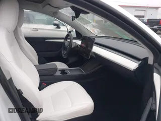 2023 Tesla Model Y Performance z VIN 7SAYGDEF2PF917295, wystawiony jako IAAI lot #41260852 z przebiegiem 23 295 mil mil oraz . Historia ofert i sprzedaży dostępna na DreamBid. Obrazek 5.