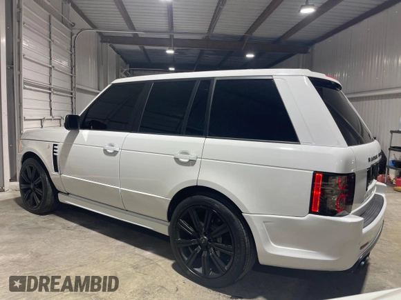 2011 Land Rover Range Rover SC z VIN SALMF1E46BA357805, wystawiony jako Copart lot #45029615 z przebiegiem 120 381 mil mil oraz Czysty tytuł • Clean title. Historia ofert i sprzedaży dostępna na DreamBid. Obrazek 3.