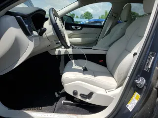 2024 Volvo XC60 Plus Dark Theme z VIN YV4L12RL7R1928699, wystawiony jako Copart lot #56486195 z przebiegiem Nie podano mil oraz Nie do naprawy • Non repairable. Historia ofert i sprzedaży dostępna na DreamBid. Obrazek 7.