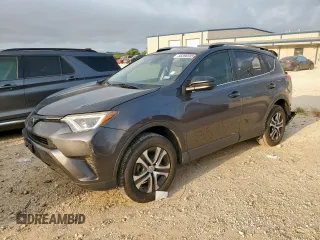 2017 Toyota RAV4 LE z VIN JTMZFREV9HJ125311, wystawiony jako Copart lot #58390385 z przebiegiem 102 422 mil mil oraz Szkoda całkowita • Salvage title. Historia ofert i sprzedaży dostępna na DreamBid. Obrazek 1.