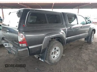 2013 Toyota Tacoma z VIN 3TMLU4EN9DM106995, wystawiony jako IAAI lot #42373093 z przebiegiem Nie podano mil oraz . Historia ofert i sprzedaży dostępna na DreamBid. Obrazek 4.