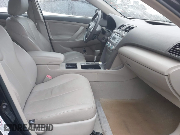2007 Toyota Camry CE z VIN 4T1BE46KX7U587204, wystawiony jako IAAI lot #41923778 z przebiegiem 144 996 mil mil oraz . Historia ofert i sprzedaży dostępna na DreamBid. Obrazek 5.