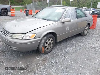 1998 Toyota Camry LE z VIN 4T1BF28K0WU066098, wystawiony jako IAAI lot #41971003 z przebiegiem 324 180 mil mil oraz . Historia ofert i sprzedaży dostępna na DreamBid. Obrazek 2.