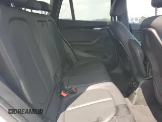 2018 BMW X1 sDrive28i z VIN WBXHU7C30J3H42992, wystawiony jako Copart lot #55065275 z przebiegiem 80 490 mil mil oraz Szkoda całkowita • Salvage title. Historia ofert i sprzedaży dostępna na DreamBid. Obrazek 10.