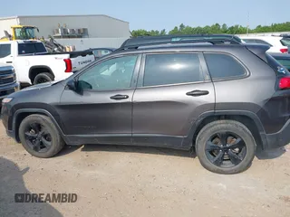 2017 Jeep Cherokee Altitude z VIN 1C4PJLAB9HW623297, wystawiony jako IAAI lot #42313357 z przebiegiem 220 795 mil mil oraz . Historia ofert i sprzedaży dostępna na DreamBid. Obrazek 14.