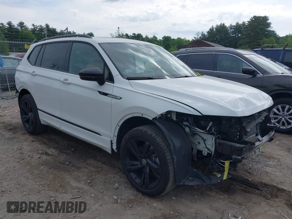 2024 Volkswagen Tiguan SE R-Line Black z VIN 3VV8B7AXXRM105318, wystawiony jako IAAI lot #42343677 z przebiegiem 20 569 mil mil oraz . Historia ofert i sprzedaży dostępna na DreamBid. Obrazek 1.