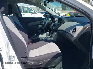 2014 Chevrolet Cruze LS z VIN 1G1PA5SH0E7126636, wystawiony jako IAAI lot #41949492 z przebiegiem 119 658 mil mil oraz . Historia ofert i sprzedaży dostępna na DreamBid. Obrazek 5.