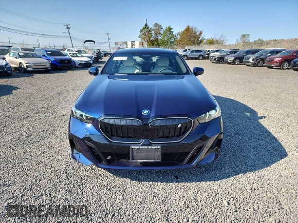 2024 BMW i5 eDrive40 z VIN WBY33FK03RCR31834, wystawiony jako Copart lot #76007834 z przebiegiem 60 mil mil oraz Szkody całkowita. Historia ofert i sprzedaży dostępna na DreamBid. Obrazek 5.