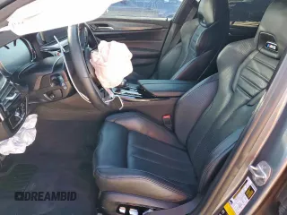 2018 BMW M5 z VIN WBSJF0C50JB282469, wystawiony jako Copart lot #46794335 z przebiegiem Nie podano mil oraz Szkody całkowita. Historia ofert i sprzedaży dostępna na DreamBid. Obrazek 7.