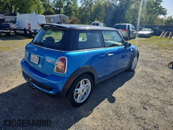 2009 MINI Hardtop S with VIN WMWMF73519TW86705, listed as a Copart auction lot 52047985 with 80,443 mi miles and Clean title. Bid and sale history available at DreamBid. Image 4.
