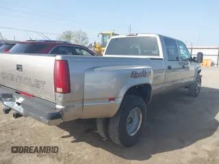 2000 Chevrolet Silverado 3500 z VIN 1GCHK33J0YF437640, wystawiony jako IAAI lot #41796214 z przebiegiem 139 411 mil mil oraz . Historia ofert i sprzedaży dostępna na DreamBid. Obrazek 4.