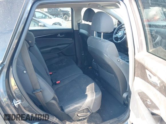2018 Kia Sorento LX V6 with VIN 5XYPGDA54JG370844, listed as a IAAI auction lot 41412278 with 105,916 mi miles. Bid and sale history available at carsss.com. Image 8.