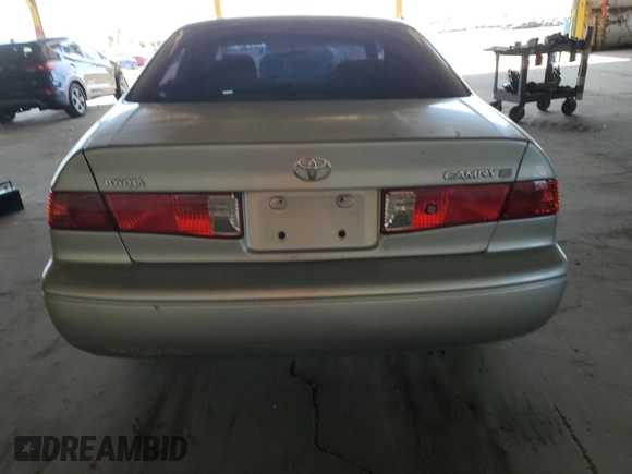 2001 Toyota Camry CE z VIN 4T1BG22K11U017054, wystawiony jako Copart lot #57623485 z przebiegiem 242 217 mil mil oraz Szkoda całkowita • Salvage title. Historia ofert i sprzedaży dostępna na DreamBid. Obrazek 6.