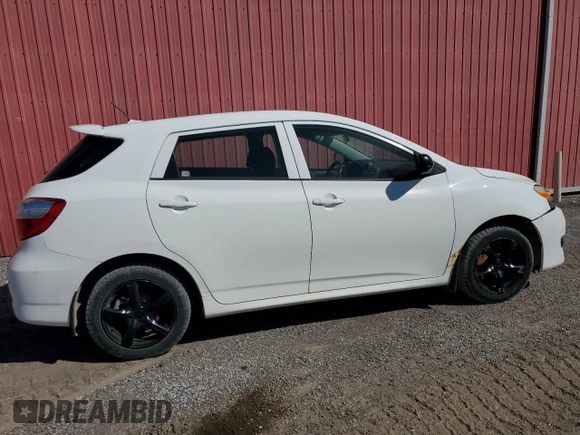 2009 Toyota Matrix z VIN 2T1KU40EX9C005404, wystawiony jako Copart lot #56346825 z przebiegiem 333 704 mil mil oraz Czysty tytuł • Clean title. Historia ofert i sprzedaży dostępna na DreamBid. Obrazek 3.