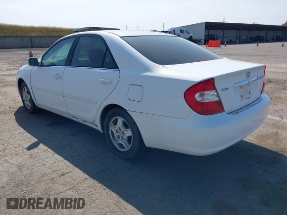 2002 Toyota Camry XLE z VIN 4T1BF32K22U032074, wystawiony jako IAAI lot #42153774 z przebiegiem 293 541 mil mil oraz . Historia ofert i sprzedaży dostępna na DreamBid. Obrazek 3.