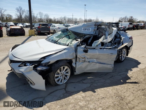 2024 Toyota Camry LE z VIN 4T1C11AK0RU197821, wystawiony jako Copart lot #52981825 z przebiegiem 35 396 mil mil oraz Szkody całkowita. Historia ofert i sprzedaży dostępna na DreamBid. Obrazek 1.