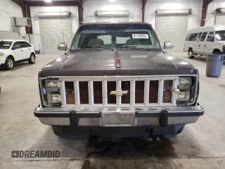 1991 GMC Suburban z VIN 1GKEV16K5MF500359, wystawiony jako Copart lot #81125224 z przebiegiem 177 181 mil mil oraz Tytuł czysty. Historia ofert i sprzedaży dostępna na DreamBid. Obrazek 5.