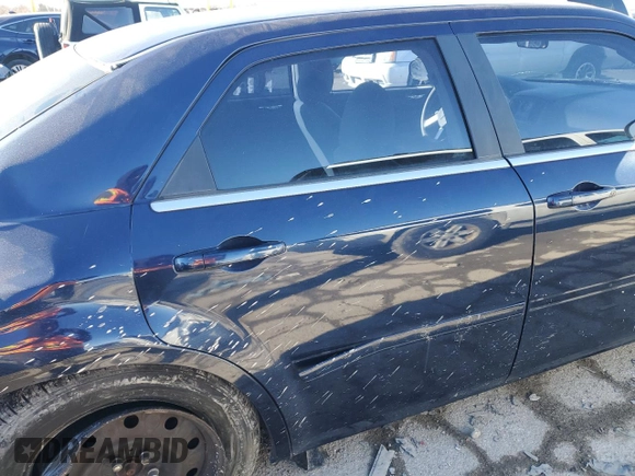 2005 Chrysler 300 300 z VIN 2C3JA43R15H636551, wystawiony jako Copart lot #42165655 z przebiegiem Nie podano mil oraz Nie do naprawy • Non repairable. Historia ofert i sprzedaży dostępna na DreamBid. Obrazek 10.