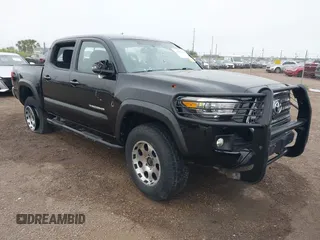 2017 Toyota Tacoma SR5 z VIN 5TFCZ5AN6HX082863, wystawiony jako IAAI lot #42215889 z przebiegiem 159 781 mil mil oraz . Historia ofert i sprzedaży dostępna na DreamBid. Obrazek 1.