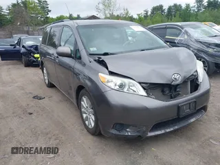 2012 Toyota Sienna LE z VIN 5TDJK3DC2CS048945, wystawiony jako IAAI lot #42319090 z przebiegiem 136 488 mil mil oraz . Historia ofert i sprzedaży dostępna na DreamBid. Obrazek 1.