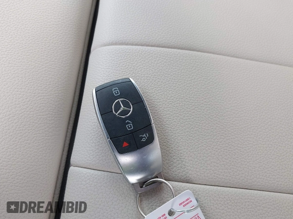 2021 Mercedes-Benz GLB 250 с VIN W1N4M4HB9MW101438, выставлен на аукционе IAAI как лот 42006550 с пробегом 63 923 миль миль и . История ставок и продаж доступна на DreamBid. Изображение 11.