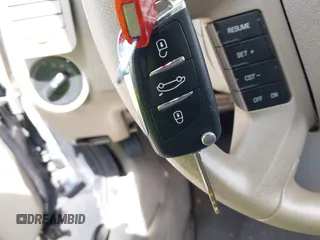 2008 Ford Escape XLS z VIN 1FMCU02Z28KD32661, wystawiony jako IAAI lot #42316426 z przebiegiem 184 552 mil mil oraz . Historia ofert i sprzedaży dostępna na DreamBid. Obrazek 11.