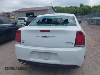 2015 Chrysler 300 S z VIN 2C3CCAGG1FH892300, wystawiony jako IAAI lot #42277909 z przebiegiem 102 538 mil mil oraz . Historia ofert i sprzedaży dostępna na DreamBid. Obrazek 16.