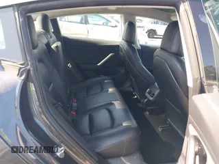 2018 Tesla Model 3 Long Range Battery z VIN 5YJ3E1EA2JF039262, wystawiony jako IAAI lot #42463443 z przebiegiem 77 482 mil mil oraz . Historia ofert i sprzedaży dostępna na DreamBid. Obrazek 8.